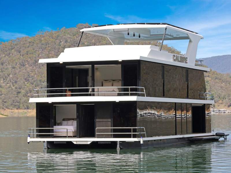 CALIBRE Houseboat Holiday Home on Lake Eildon