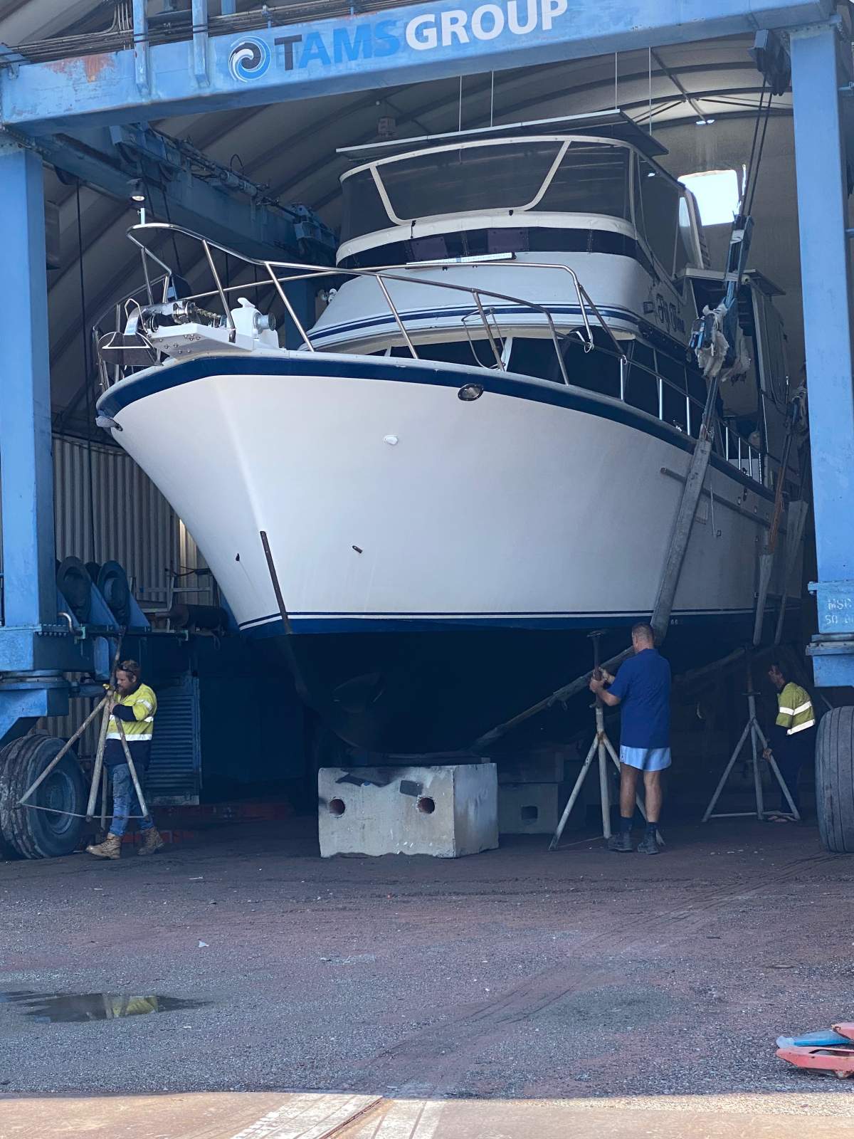 Sea Ranger 46 Flybridge Cruiser Apartment on water. Well maintained