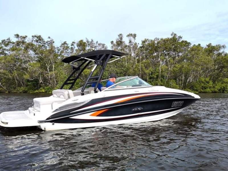 Sea Ray 220 Sundeck Bowrider
