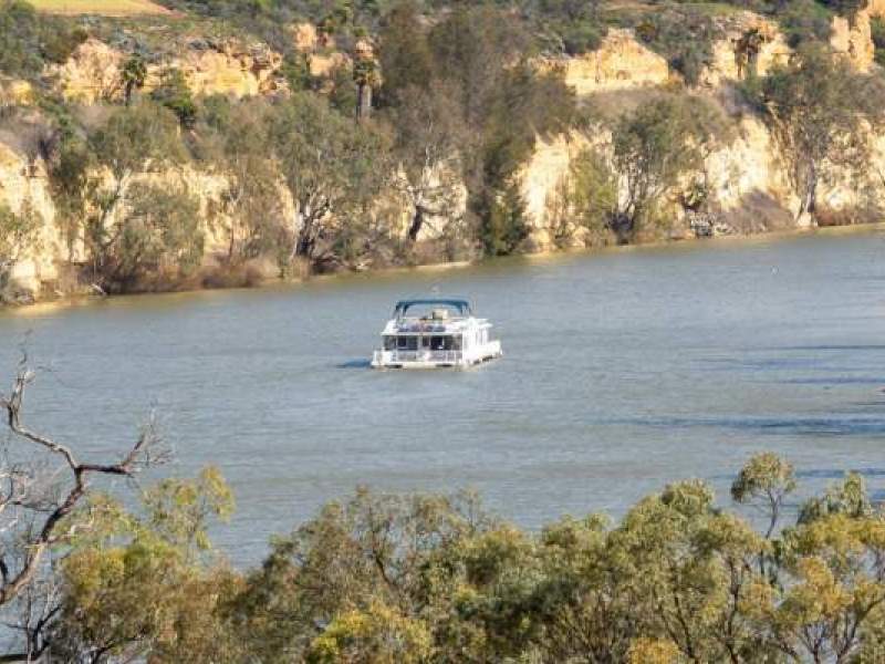 Houseboat Holidays Vs Houseboat Ownership: Which Is Right For You?