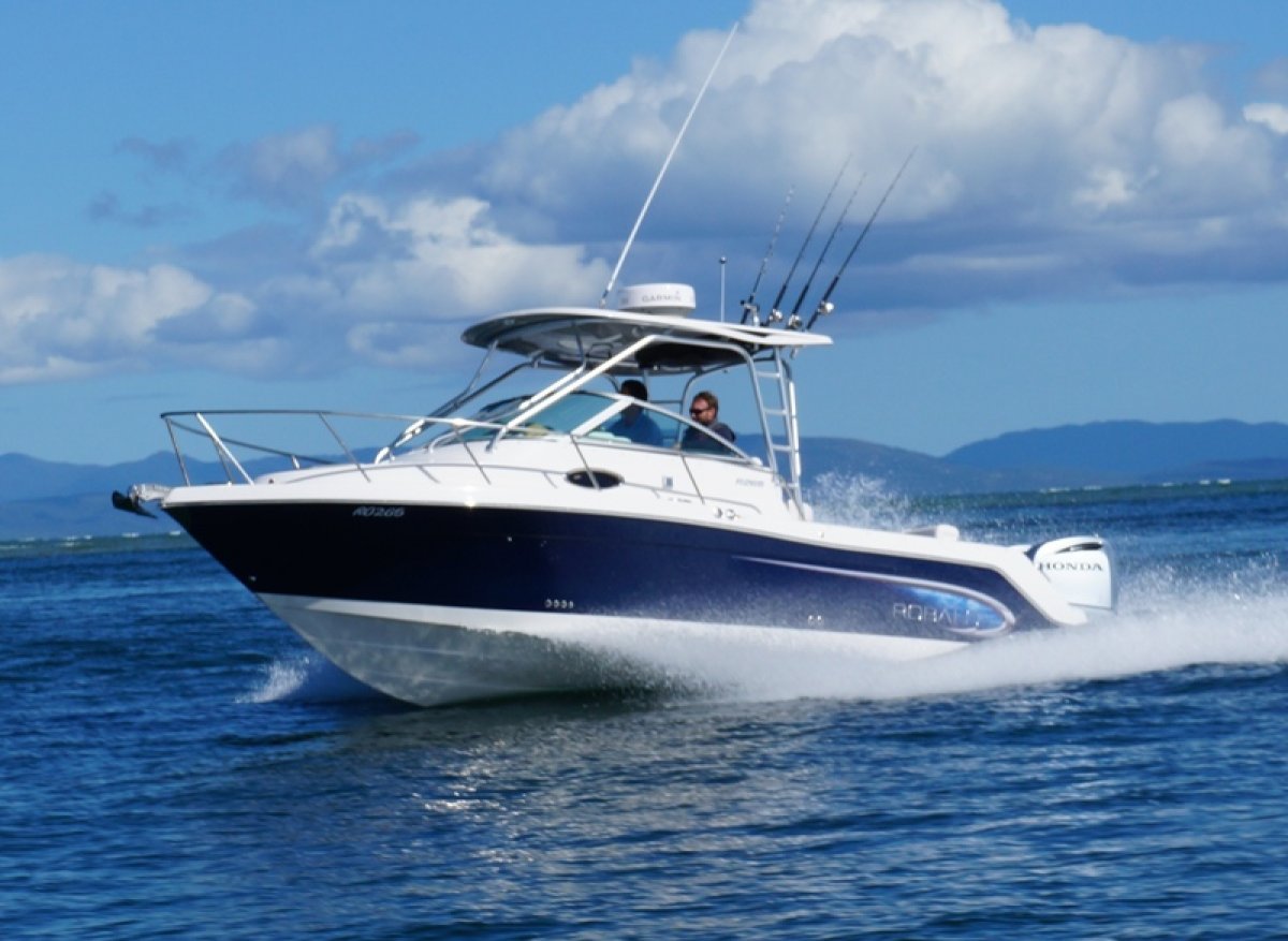 Robalo R 265 Walkaround