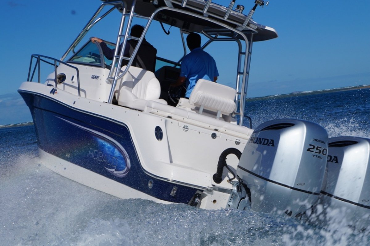 Robalo R 265 Walkaround