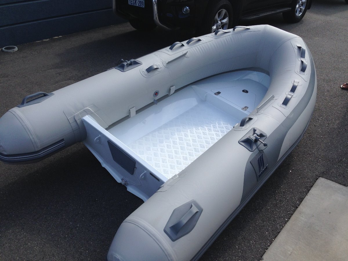 Quicksilver 310 Inflatable:2.7 ALU note anchor locker