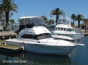 Caribbean 32 Flybridge Cruiser