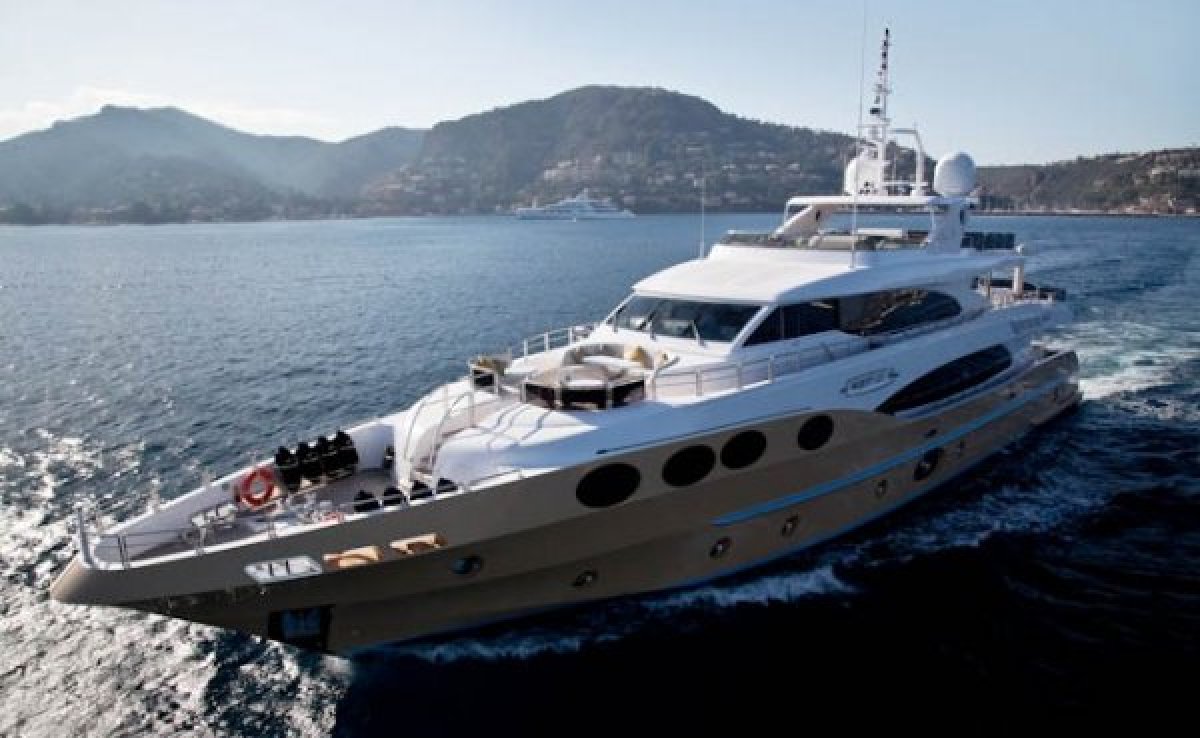 Majesty Yachts 125