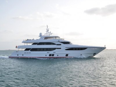 Majesty Yachts 135