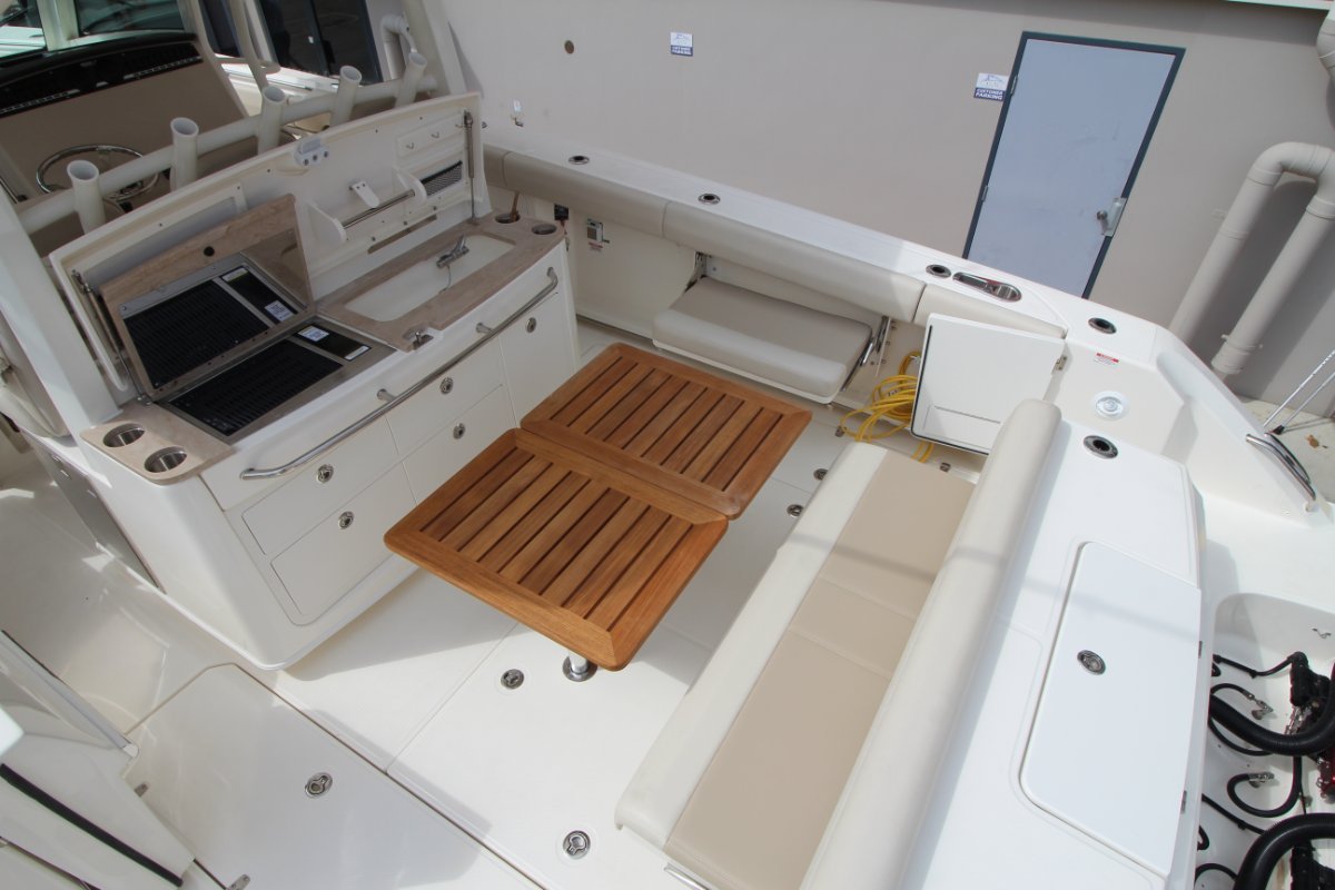 Boston Whaler 380 Outrage