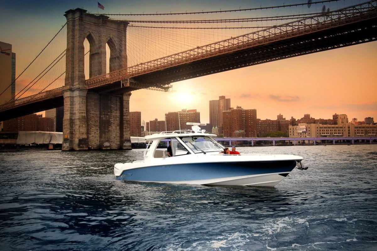Boston Whaler 380 Realm