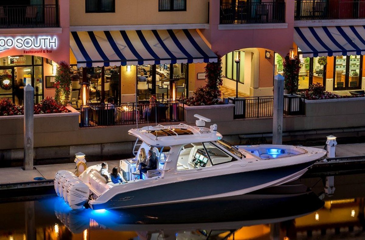 Boston Whaler 380 Realm