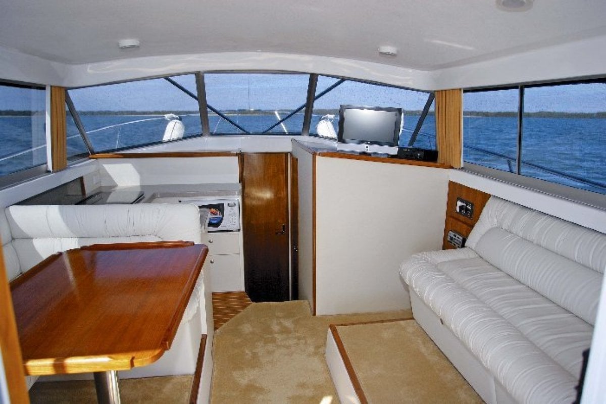 Caribbean 32 Flybridge Cruiser