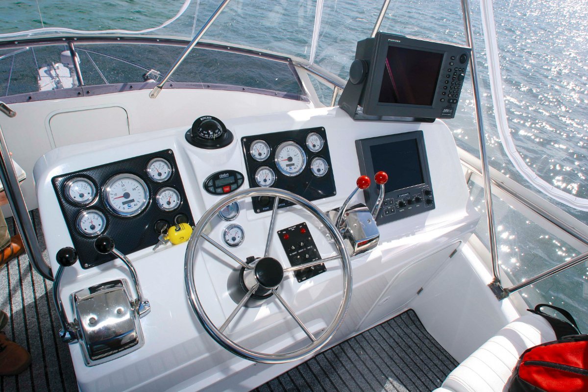 Caribbean 32 Flybridge Cruiser