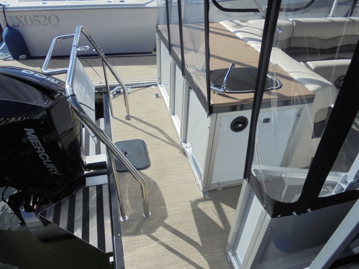 Runaway Bay Pontoon Boats 24 Tri Hull