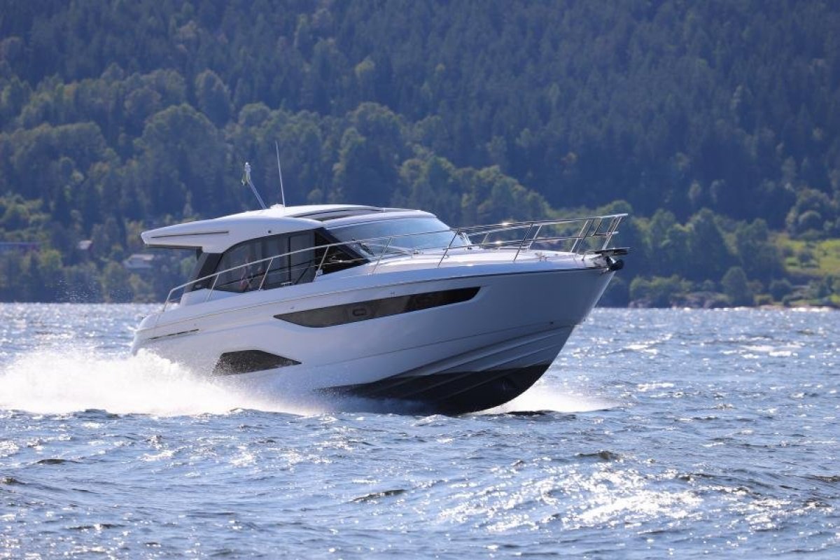 2021 Bavaria R40 Coupe | Boat Research | Yachthub