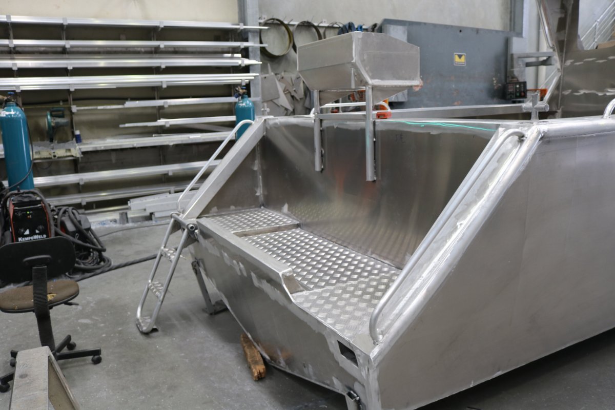 Oceanic Fabrication 8.0 Enclosed Cabin