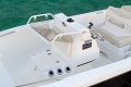 Robalo R160:Optional folding windshield