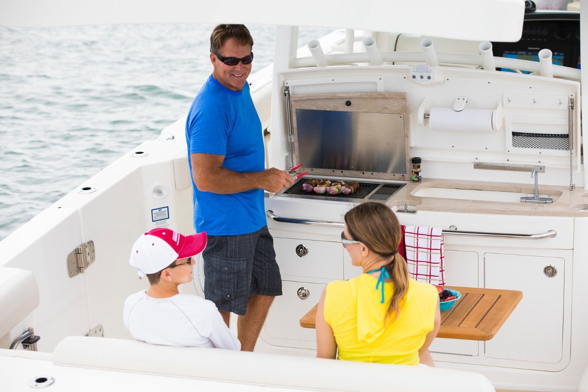 Boston Whaler 380 Outrage