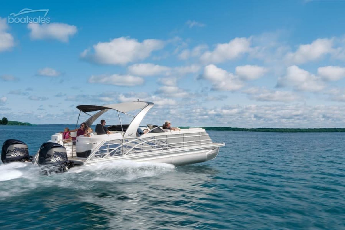Bennington Pontoon Boat 30 Q
