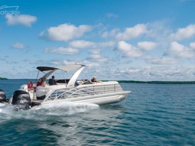 Bennington Pontoon Boat 30 Q