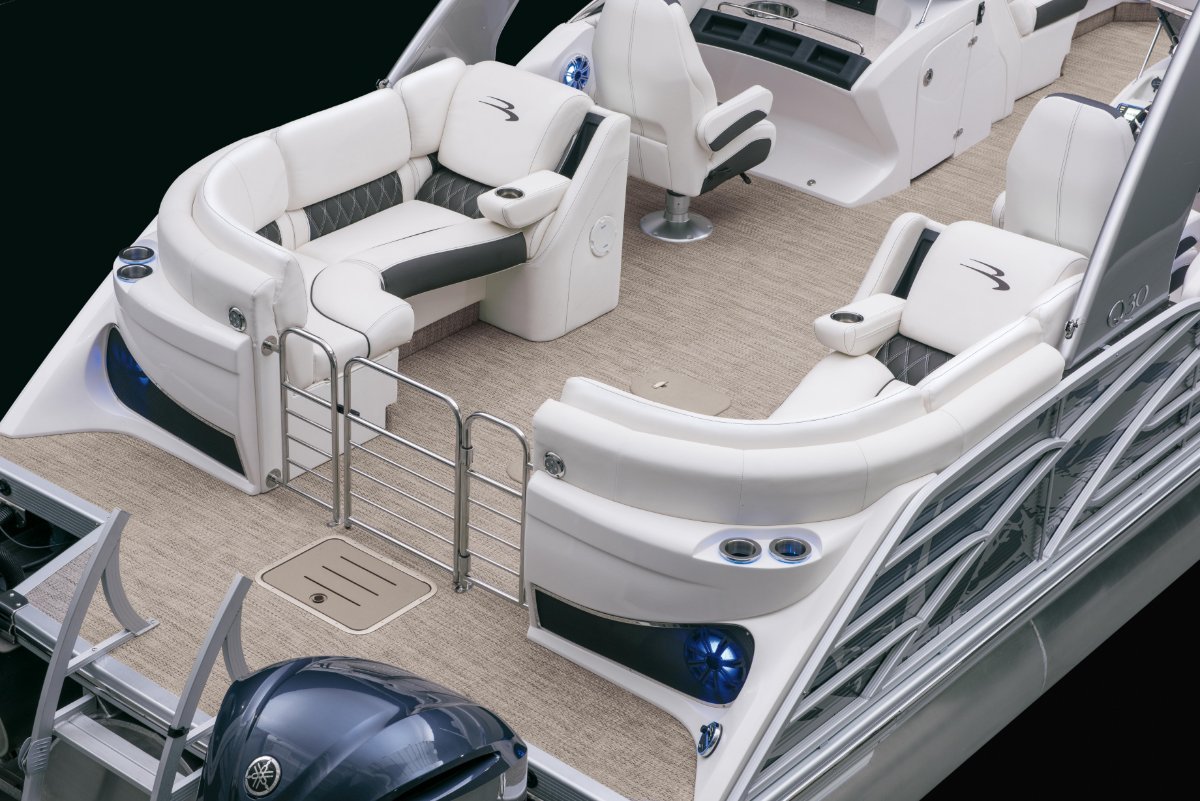 Bennington Pontoon Boat 30 Q