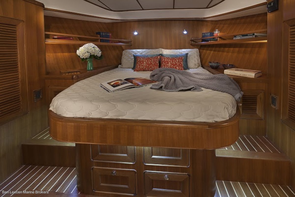 Helmsman Trawler 43 Pilothouse
