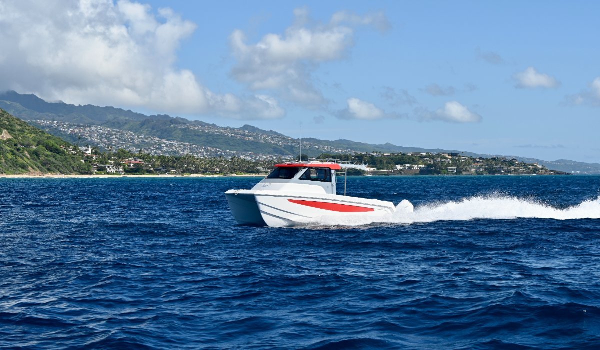 Aquila 28 Molokai Cuddy