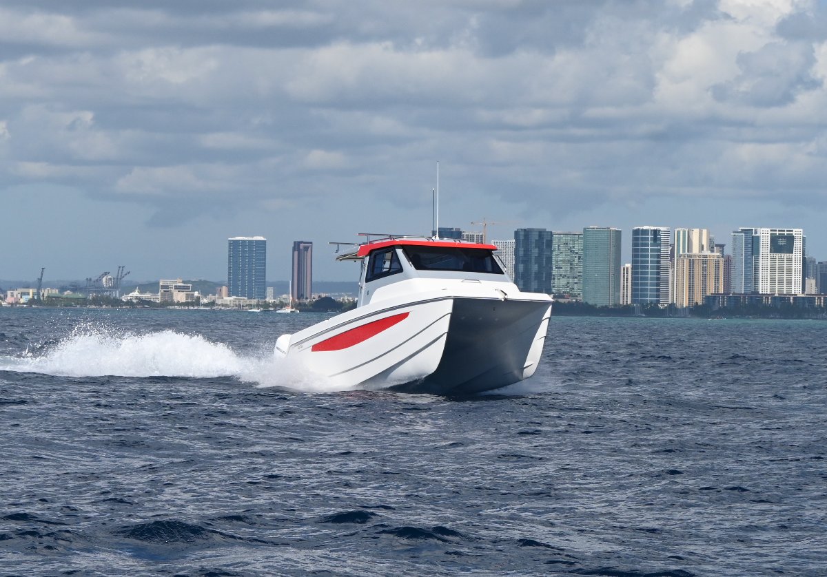 Aquila 28 Molokai Cuddy