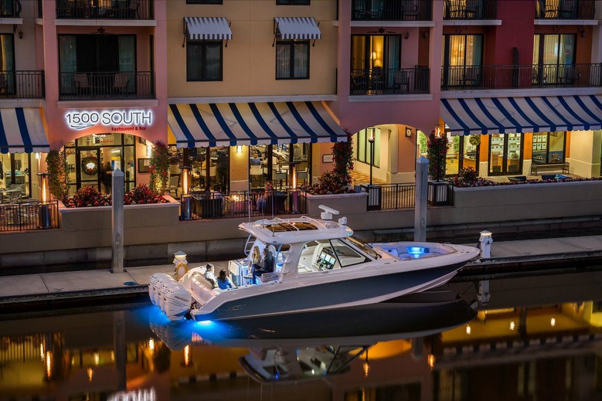 Boston Whaler 380 Realm