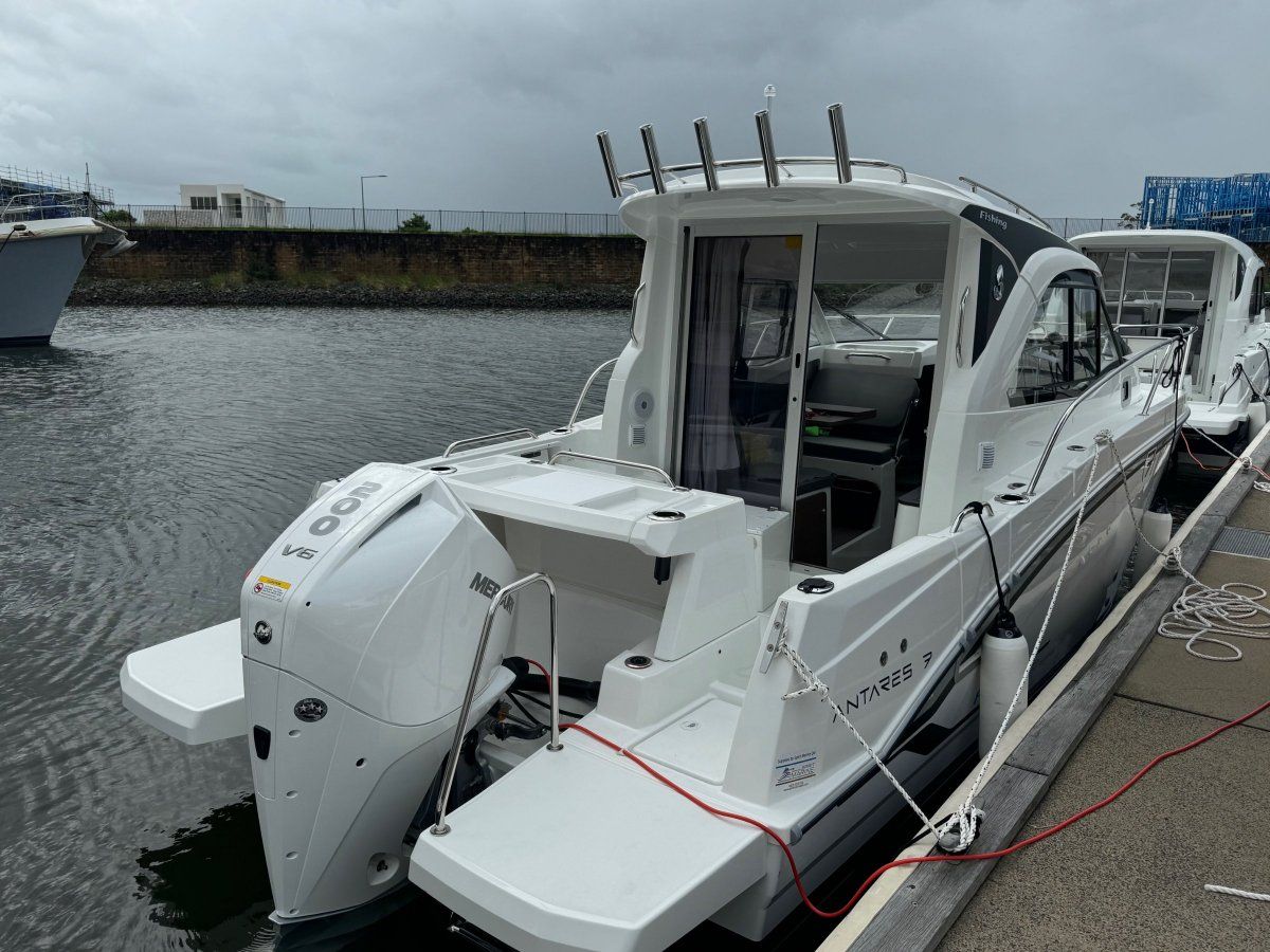 Beneteau Antares 7 Fishing