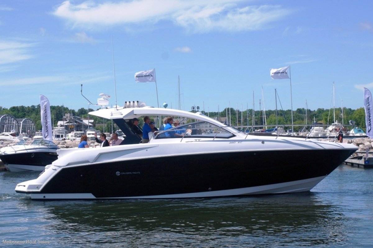 Cruisers Yachts 390 Express Coupe