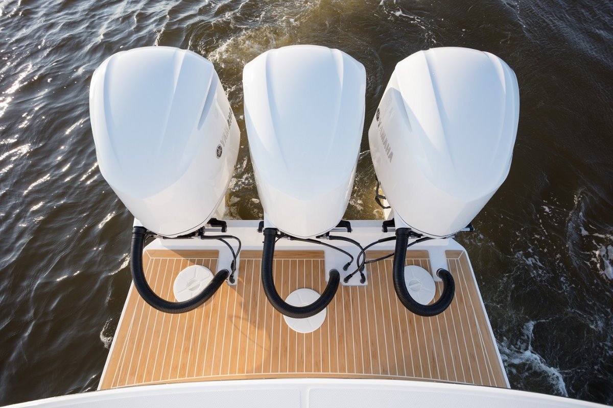 2025 Regulator 34 | Boat Research | Boats Online