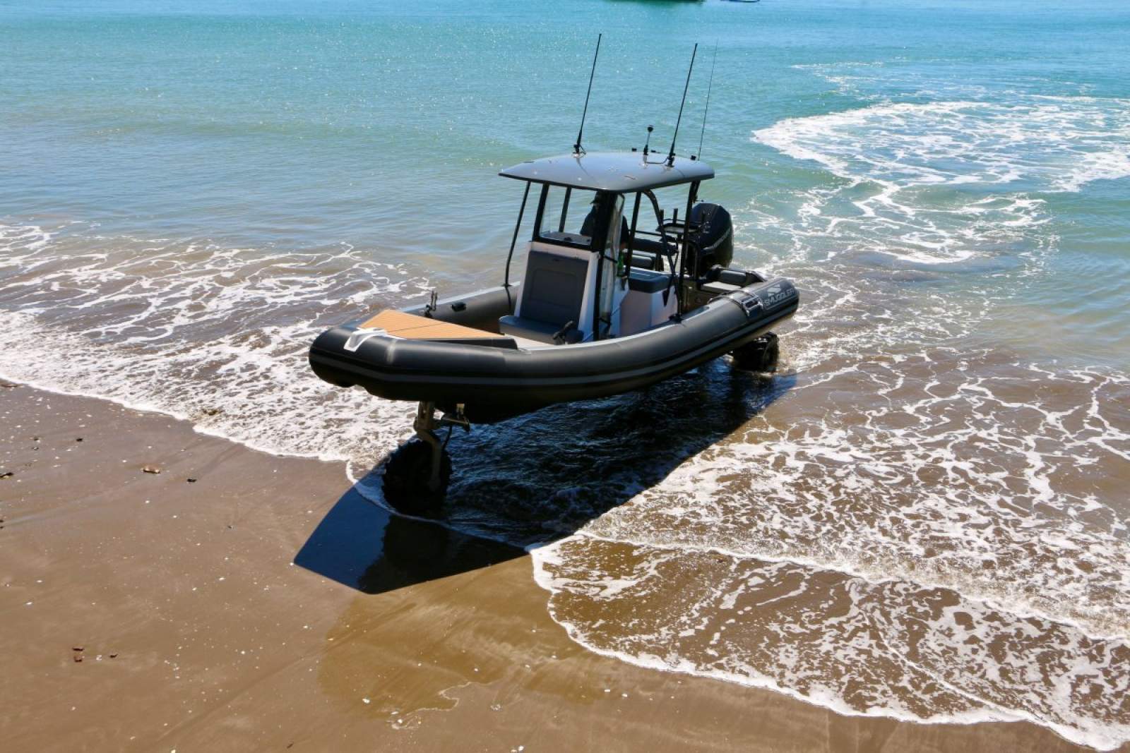 Smuggler Strata 700 Centre Console Amphibious