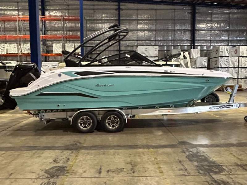 Hurricane Sundeck 235
