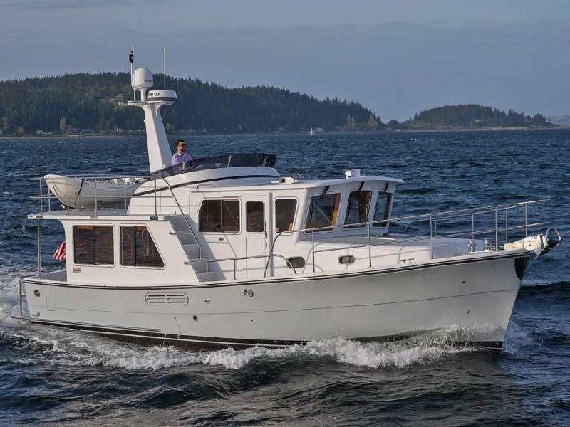 Helmsman Trawler 38E Pilothouse
