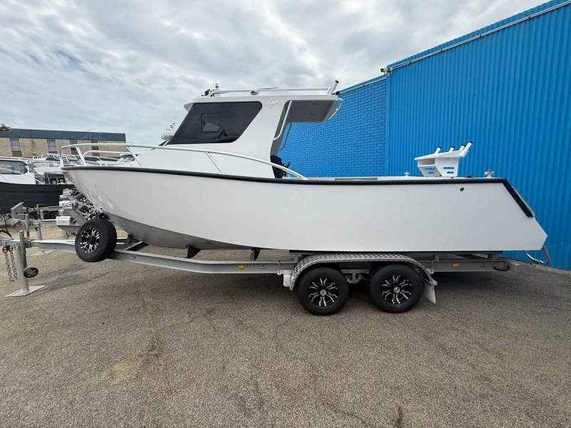 Lux Custom Boats 7500WA
