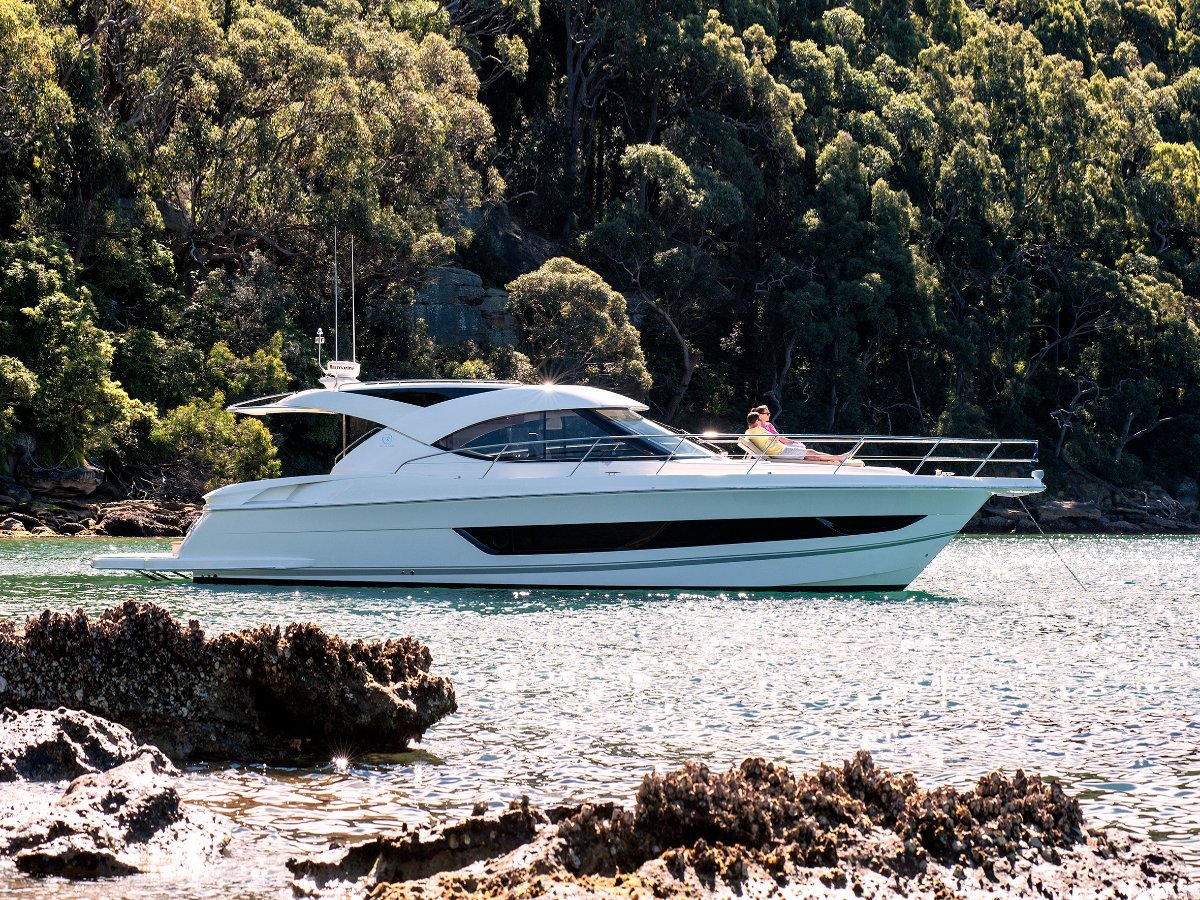 Riviera 4400 Sport Yacht